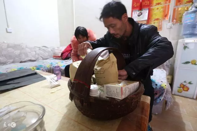 結婚後婆婆逼她回家要錢,母親的一番話,讓她再也不想回娘家!