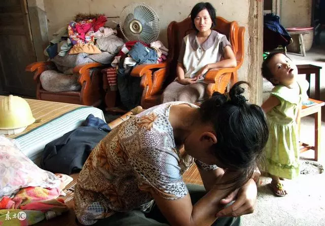 結婚後婆婆逼她回家要錢,母親的一番話,讓她再也不想回娘家!