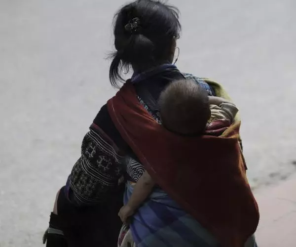 兒子住院去找小叔子借錢,弟媳婦冷臉說沒錢,半道收到簡訊她哽咽