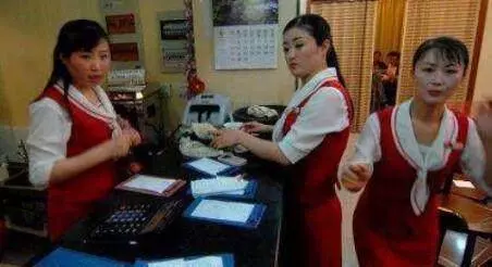 同學聚會,200斤老婆被全班人恥笑,她脫掉外套後,所有人傻了