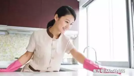 同學聚會,200斤老婆被全班人恥笑,她脫掉外套後,所有人傻了