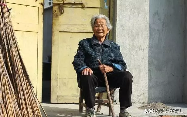 誰說養兒防老?當你真的老了,才知道女兒的好,不是兒子能比的