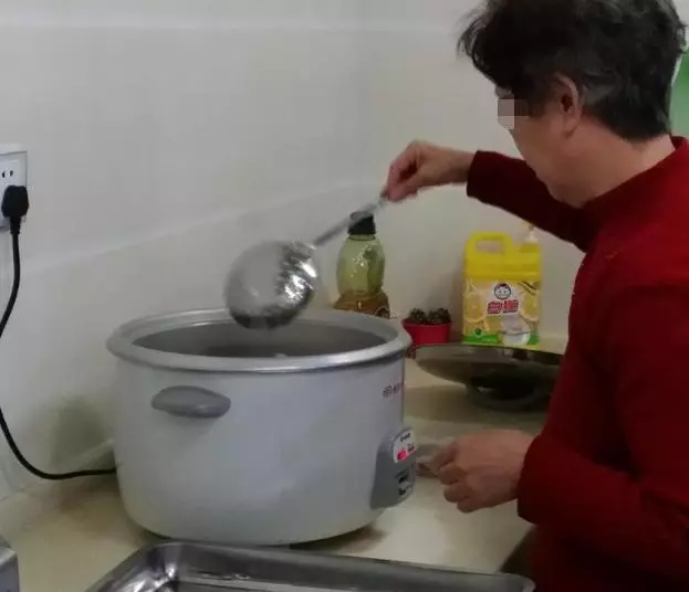 跟婆婆去商場購物,婆婆講我亂花錢沒好臉,回家路上說一話我紅眼