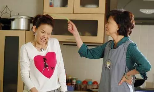 婆婆摔斷腿,我買肉包子看她,小姑說出真相,我把包子扔進垃圾箱