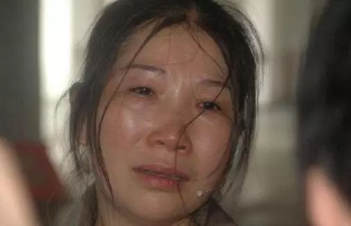 孝順兒媳給我買了條裙子,女兒把裙子剪了,我氣得甩了兒媳兩耳光