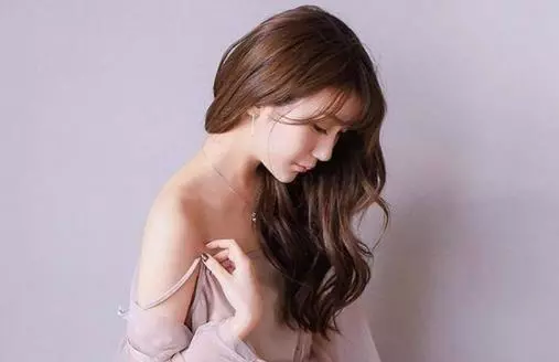 孝順兒媳給我買了條裙子,女兒把裙子剪了,我氣得甩了兒媳兩耳光