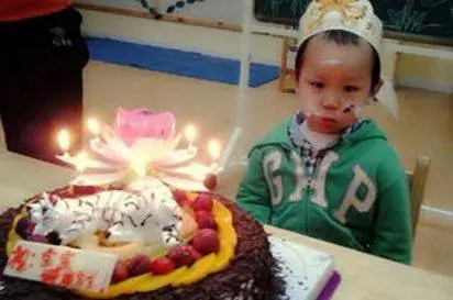 兒子生日,婆婆送來十斤乾魚,我嫌腥送鄰居,鄰居嘗後連夜搬家
