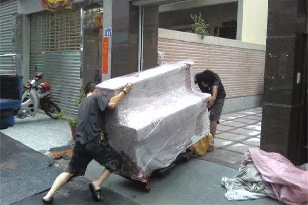 兒子生日,婆婆送來十斤乾魚,我嫌腥送鄰居,鄰居嘗後連夜搬家