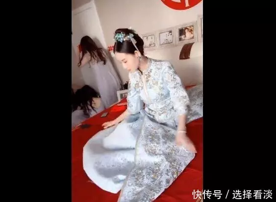 新郎怕新娘跑了,霸氣新娘掀起裙子,讓人傻眼網友還有這操作!
