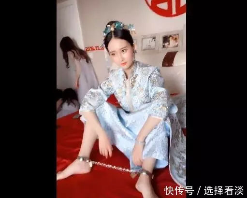 新郎怕新娘跑了,霸氣新娘掀起裙子,讓人傻眼網友還有這操作!