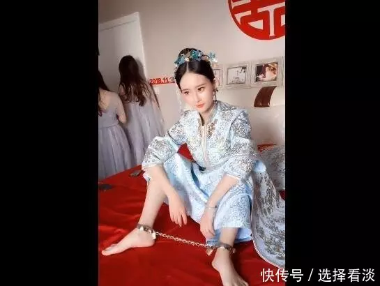 新郎怕新娘跑了,霸氣新娘掀起裙子,讓人傻眼網友還有這操作!