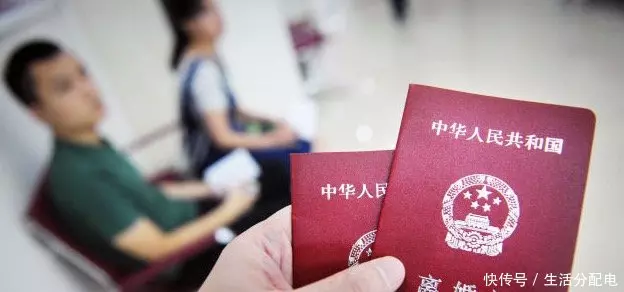 丈夫車禍成植物人,妻子照顧十年,他醒後一瞧沙發,和妻子離了婚!