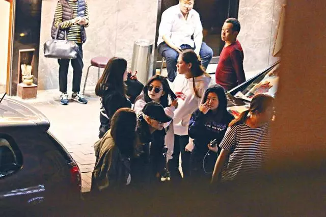 邱淑貞的3個女兒和黎姿的3個女兒,同一天被拍:邱淑貞17歲女兒完勝!