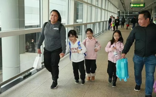 邱淑貞的3個女兒和黎姿的3個女兒,同一天被拍:邱淑貞17歲女兒完勝!