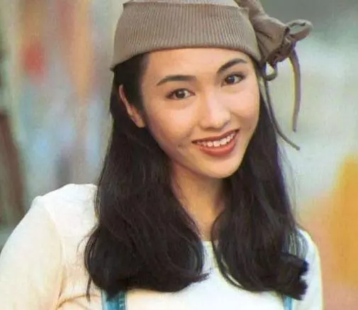 邱淑貞的3個女兒和黎姿的3個女兒,同一天被拍:邱淑貞17歲女兒完勝!