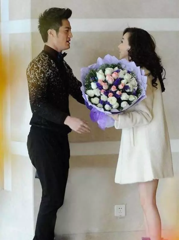 49歲蕭薔最新男友是20歲小鮮肉,但看到這面相,網友:被活活吸乾了!