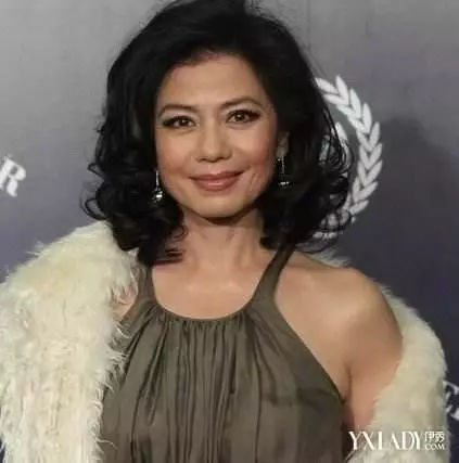 49歲蕭薔最新男友是20歲小鮮肉,但看到這面相,網友:被活活吸乾了!