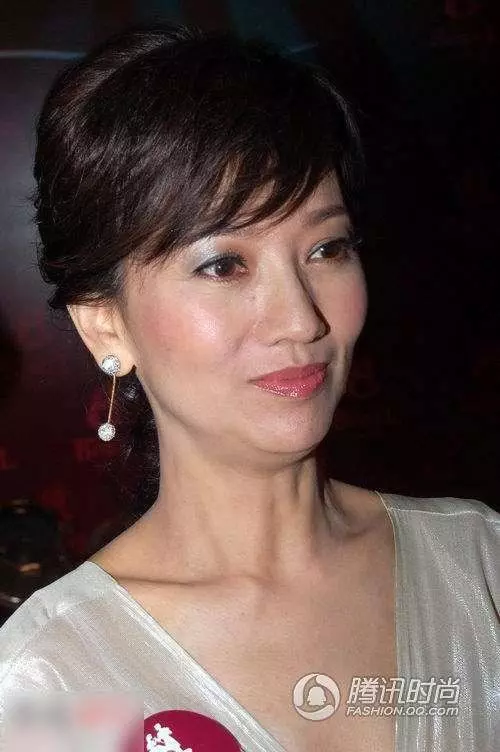49歲蕭薔最新男友是20歲小鮮肉,但看到這面相,網友:被活活吸乾了!