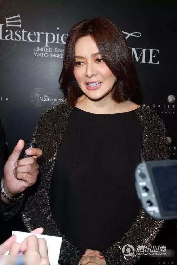 49歲蕭薔最新男友是20歲小鮮肉,但看到這面相,網友:被活活吸乾了!