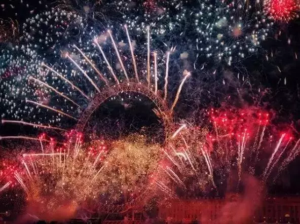 美到炸裂!10萬人圍觀的絕美跨年煙火,超想去啊啊啊