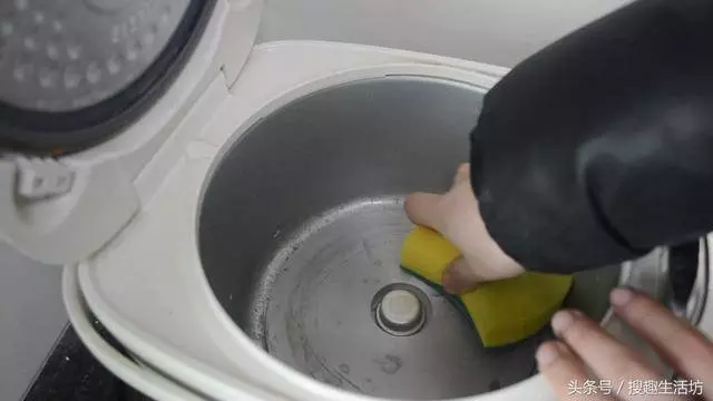 電飯鍋的這個地方擦一擦,一年能省幾十元,家家戶戶都需要