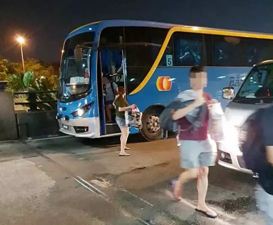 廠車司機獅子開大口:2令吉車資變5新元,越堤族:擺明在砍菜頭!