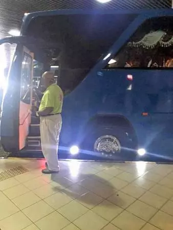 廠車司機獅子開大口:2令吉車資變5新元,越堤族:擺明在砍菜頭!