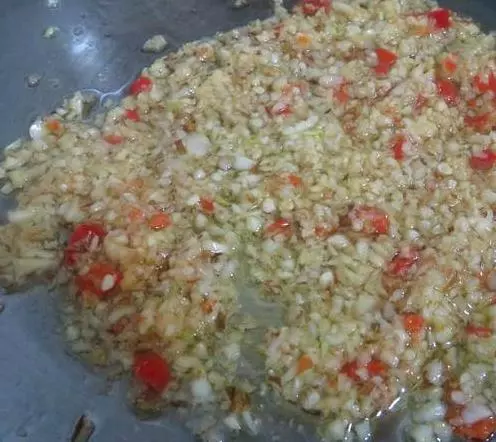 電鍋做手撕雞,雞肉煮一煮,加上這秘制調味料,香噴噴的,入味口感好