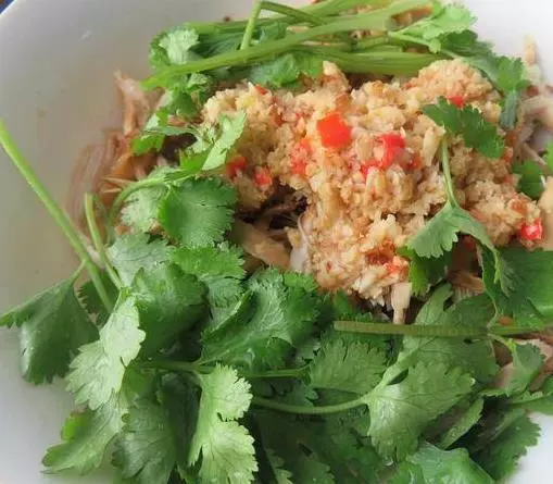 電鍋做手撕雞,雞肉煮一煮,加上這秘制調味料,香噴噴的,入味口感好