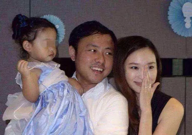 同是生3胎,吳佩慈和梁洛施都沒嫁入豪門,她熬了10年終於領證!