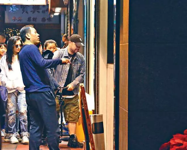 邱淑貞的3個女兒和黎姿的3個女兒,同一天被拍:邱淑貞17歲女兒完勝!