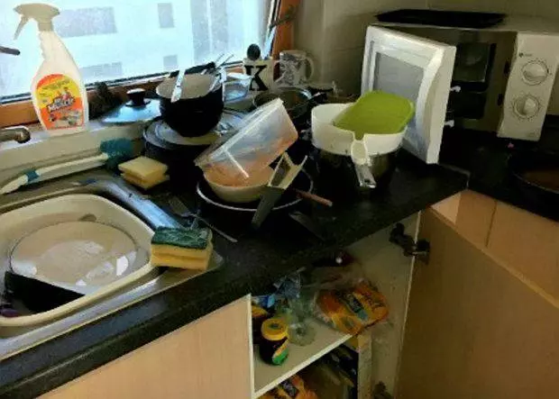 19歲正妹的住所骯髒到連老爸都推薦她參加比賽,結果她居然順利拿下最髒亂房間冠軍!