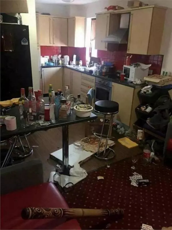19歲正妹的住所骯髒到連老爸都推薦她參加比賽,結果她居然順利拿下最髒亂房間冠軍!