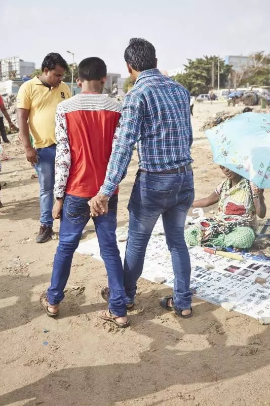 不是同志!?為什麼印度男人都手牽手?攝影師好奇一問「答案讓他慚愧到爆」