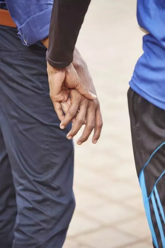 不是同志!?為什麼印度男人都手牽手?攝影師好奇一問「答案讓他慚愧到爆」