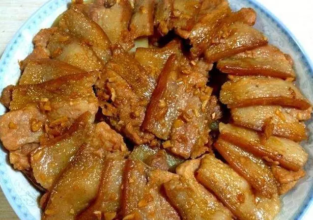 蒸著吃的五花肉,秘制醬料醃一下,再鋪上一層馬鈴薯,鮮香不油膩,每次都吃不過癮