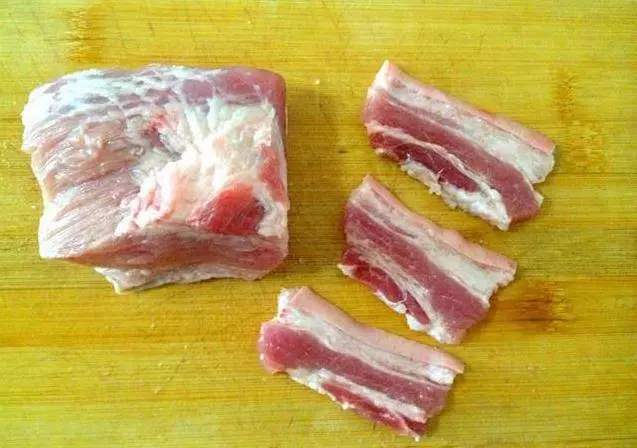 蒸著吃的五花肉,秘制醬料醃一下,再鋪上一層馬鈴薯,鮮香不油膩,每次都吃不過癮
