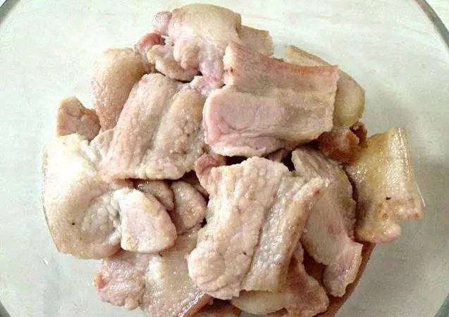 蒸著吃的五花肉,秘制醬料醃一下,再鋪上一層馬鈴薯,鮮香不油膩,每次都吃不過癮