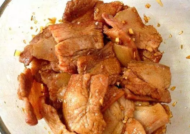 蒸著吃的五花肉,秘制醬料醃一下,再鋪上一層馬鈴薯,鮮香不油膩,每次都吃不過癮