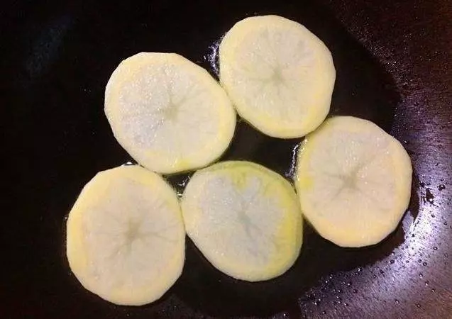 蒸著吃的五花肉,秘制醬料醃一下,再鋪上一層馬鈴薯,鮮香不油膩,每次都吃不過癮