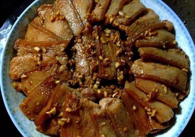 蒸著吃的五花肉,秘制醬料醃一下,再鋪上一層馬鈴薯,鮮香不油膩,每次都吃不過癮