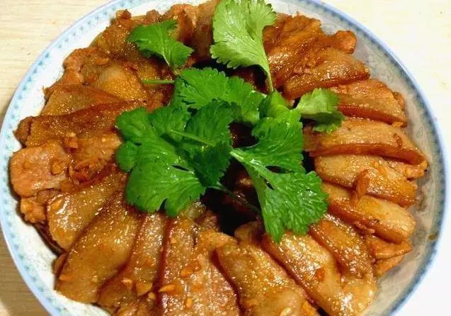 蒸著吃的五花肉,秘制醬料醃一下,再鋪上一層馬鈴薯,鮮香不油膩,每次都吃不過癮