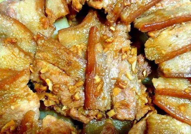 蒸著吃的五花肉,秘制醬料醃一下,再鋪上一層馬鈴薯,鮮香不油膩,每次都吃不過癮