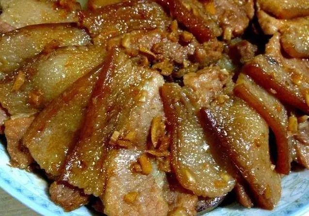 蒸著吃的五花肉,秘制醬料醃一下,再鋪上一層馬鈴薯,鮮香不油膩,每次都吃不過癮