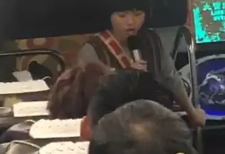 叫賣超誠實!原住民妹「若棒賽出不來」勸:我們這沒效哦 搞笑推銷「我們山豬吃素的」乘客笑翻猛掏錢