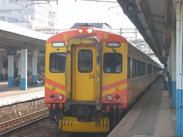 1打2連假搭火車被擠爆!陌生阿公阿嬤「神救援」讓孩子秒睡,網友讚:「光想就腿麻,人很好真的很棒!」