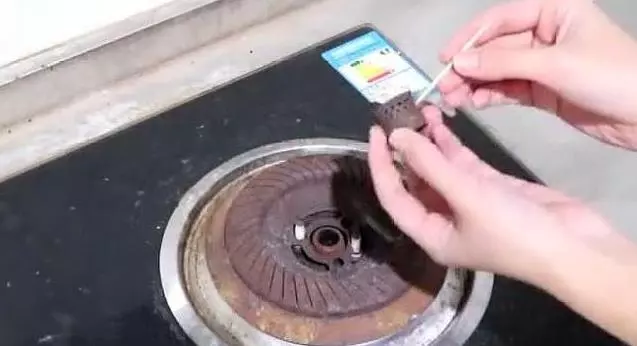 燃氣灶打不著火?這個地方動一動就行,一年省下不少錢,方法真棒