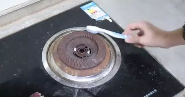 燃氣灶打不著火?這個地方動一動就行,一年省下不少錢,方法真棒