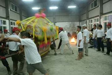 校園鬧厲鬼! [媽祖]長驅直入校園與鬼王談判! 談判破裂媽祖只能來硬的。。。。 