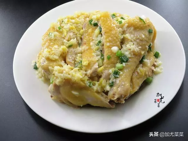 廣東蔥油雞的詳細做法,比傳統白切雞更美味,家常實用小竅門在這